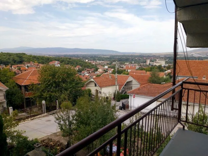 Izdaje se prazan sprat kuće na Kalač Brdu