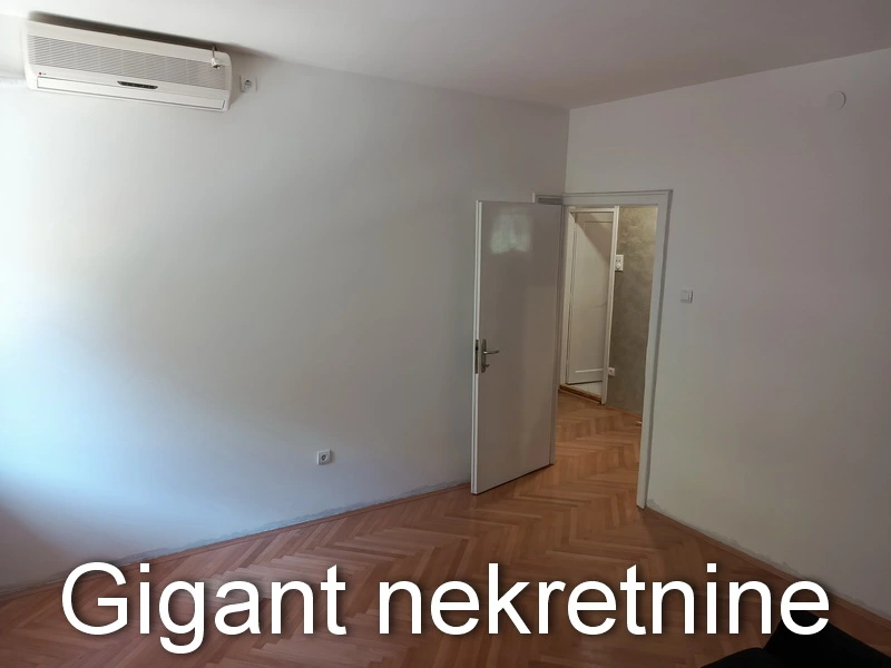 Izdaje se stan kao poslovni prostor u centru Niša 8