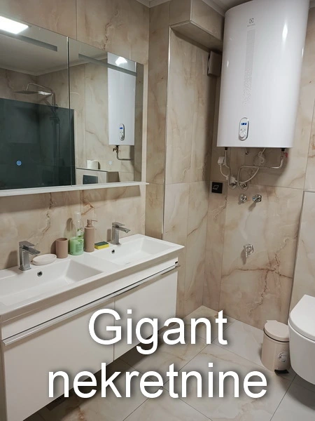 Izdaje se četvorosoban stan u centru Niša 7