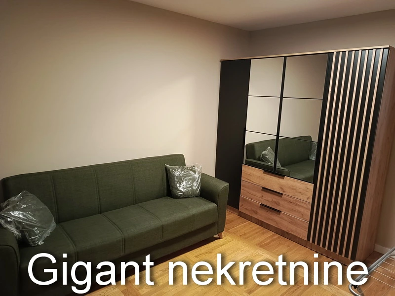 Izdaje se četvorosoban stan u centru Niša 5