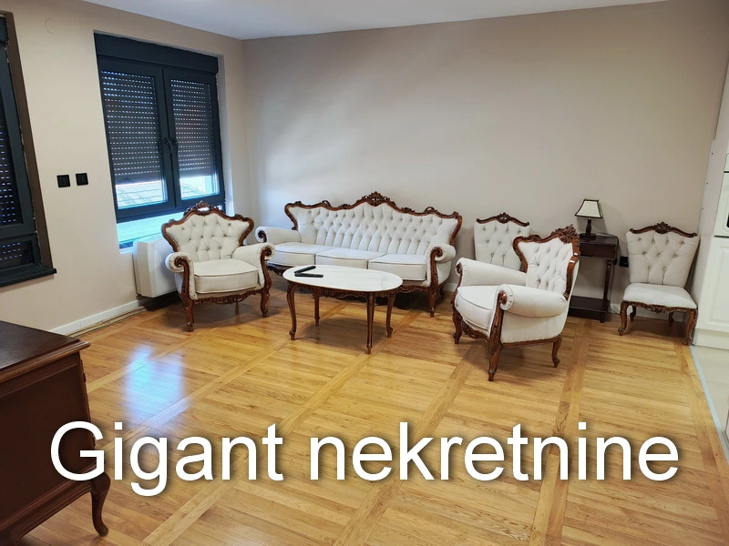 Izdaje se četvorosoban stan u centru Niša 12