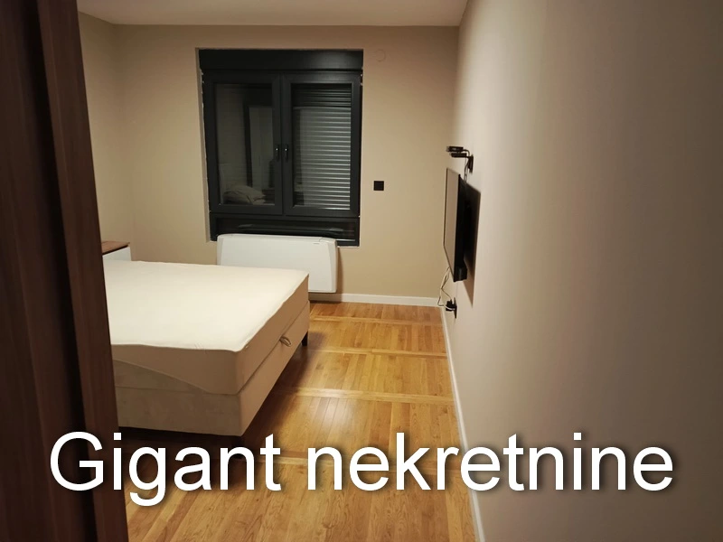 Izdaje se četvorosoban stan u centru Niša 8