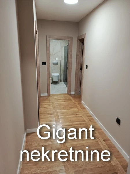 Izdaje se četvorosoban stan u centru Niša 10