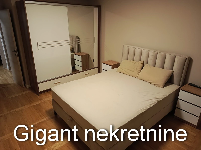 Izdaje se četvorosoban stan u centru Niša 2