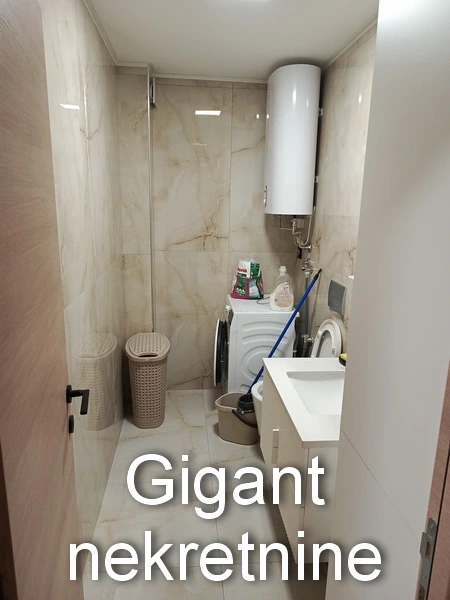 Izdaje se četvorosoban stan u centru Niša 16