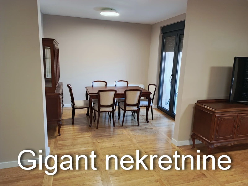 Izdaje se četvorosoban stan u centru Niša 15