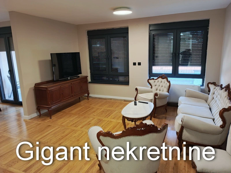 Izdaje se četvorosoban stan u centru Niša 14