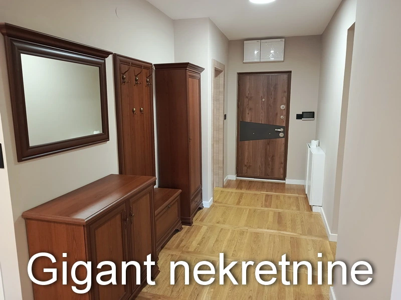 Izdaje se četvorosoban stan u centru Niša
