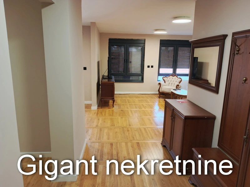 Izdaje se četvorosoban stan u centru Niša 17