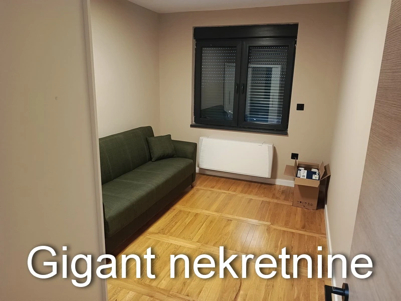 Izdaje se četvorosoban stan u centru Niša 11