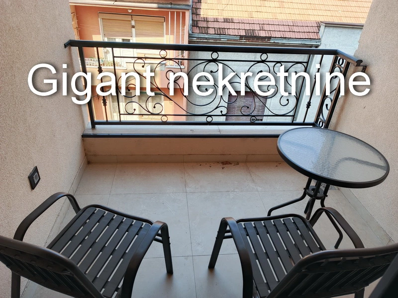 Izdaje se četvorosoban stan u centru Niša 9