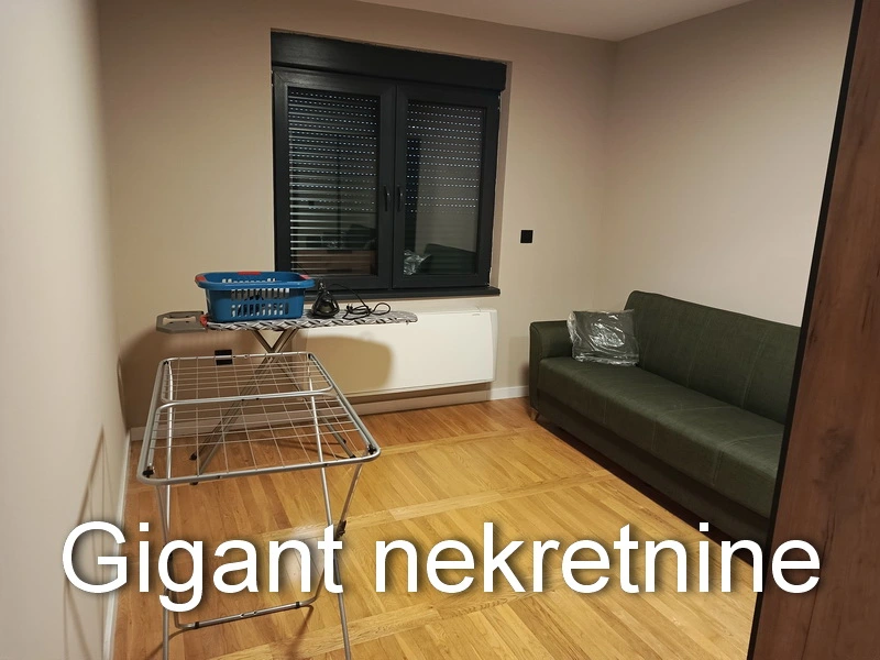 Izdaje se četvorosoban stan u centru Niša 4