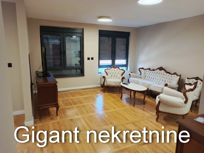 Izdaje se četvorosoban stan u centru Niša 18
