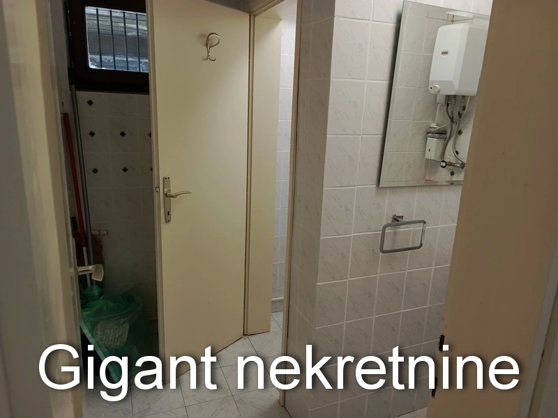 Prodaje se poslovni prostor preko puta bolnice u Nišu 15