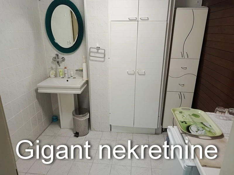 Prodaje se poslovni prostor preko puta bolnice u Nišu 14