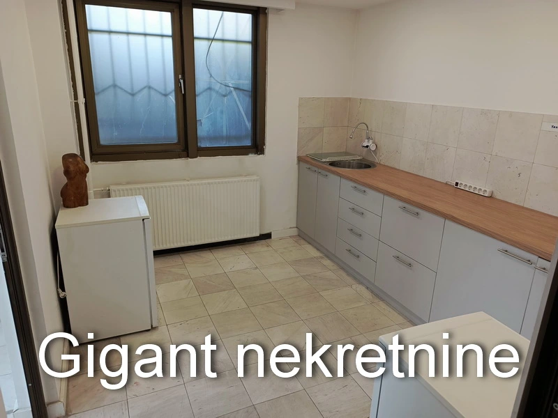 Prodaje se poslovni prostor preko puta bolnice u Nišu 5