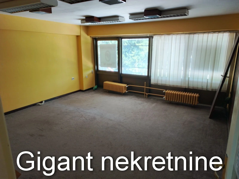 Prodaje se poslovni prostor preko puta bolnice u Nišu 11
