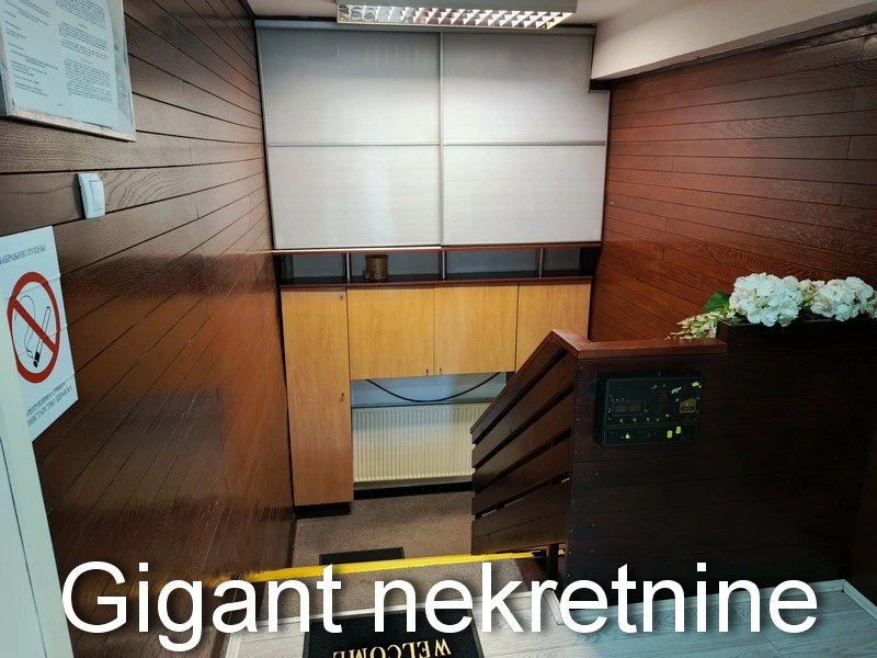 Prodaje se poslovni prostor preko puta bolnice u Nišu 12